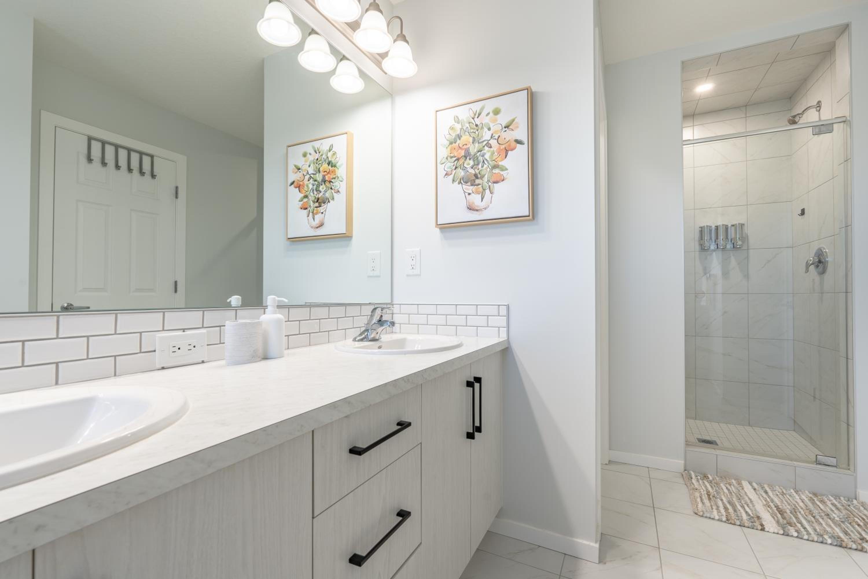 3bedroom Stylish Getaway by the Park with 2-Car Garage
