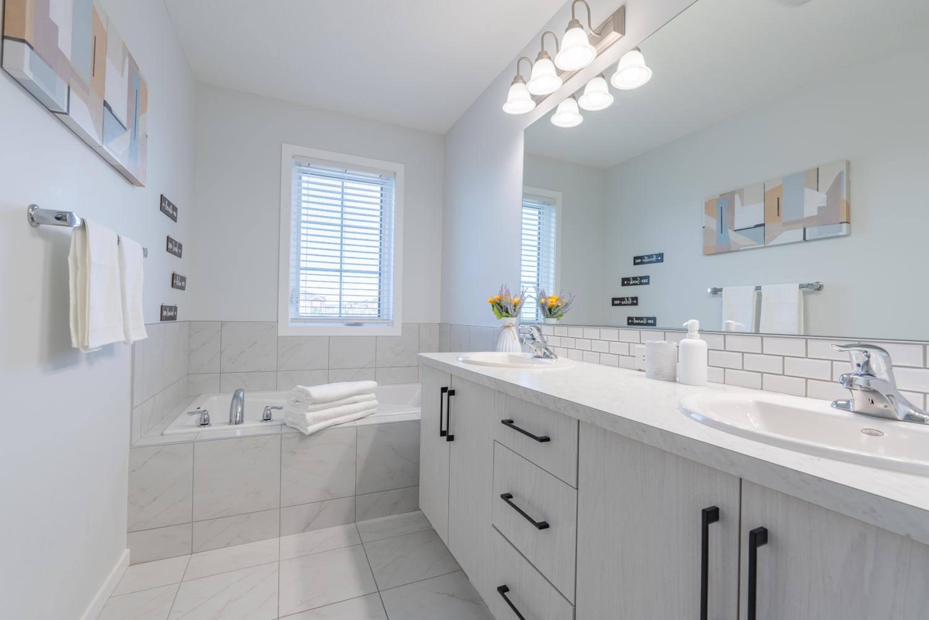 3bedroom Stylish Getaway by the Park with 2-Car Garage