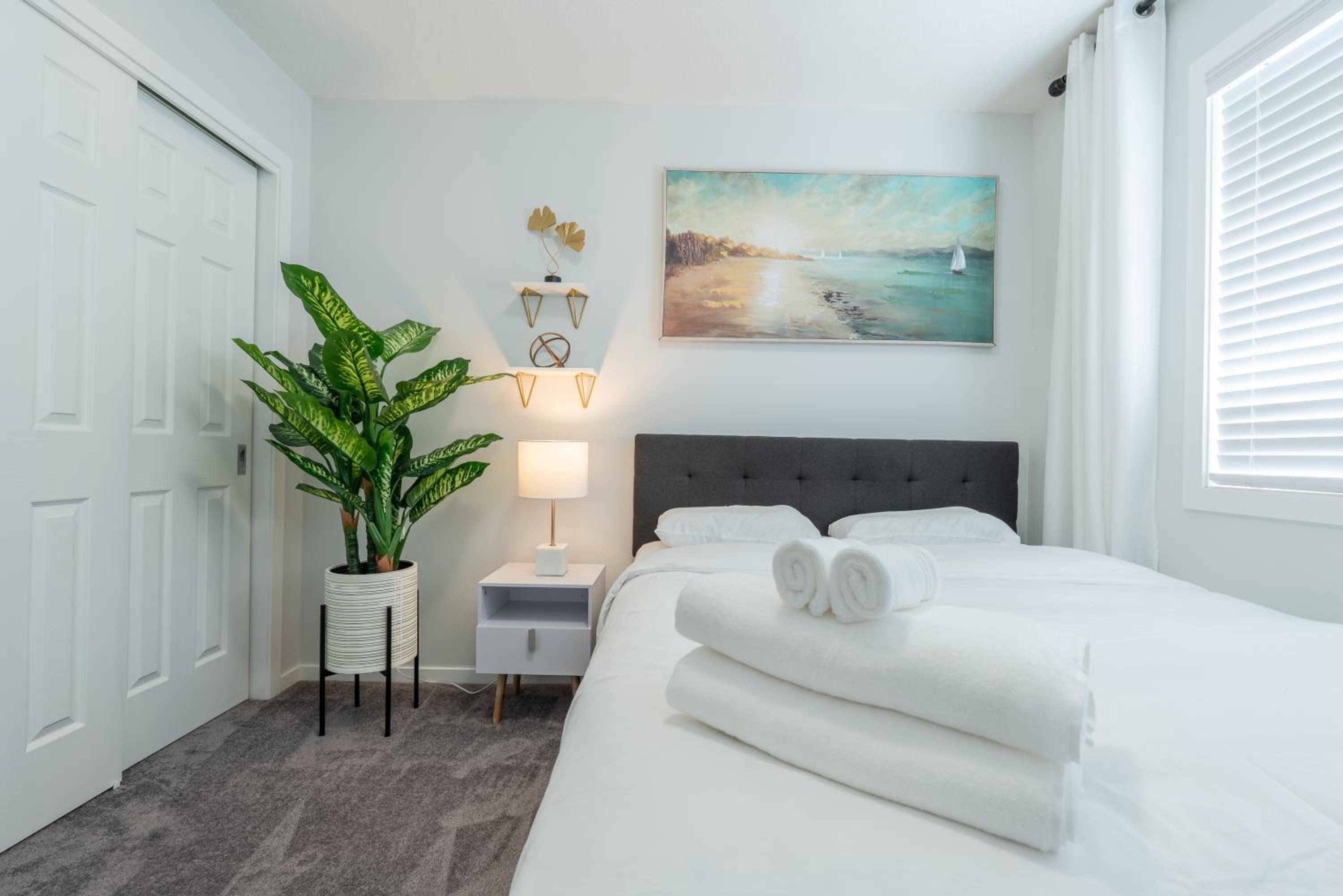 3bedroom Stylish Getaway by the Park with 2-Car Garage