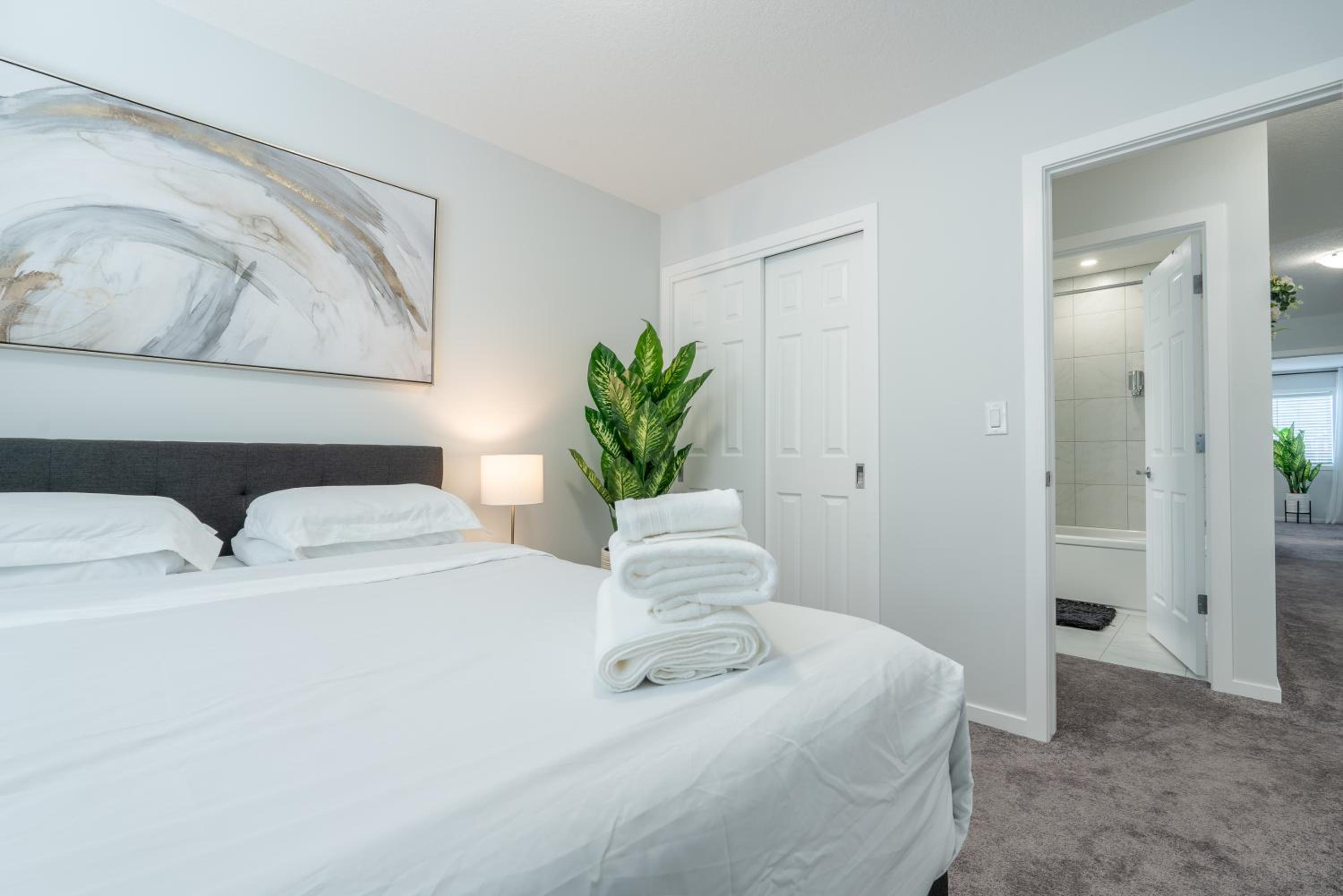 3bedroom Stylish Getaway by the Park with 2-Car Garage