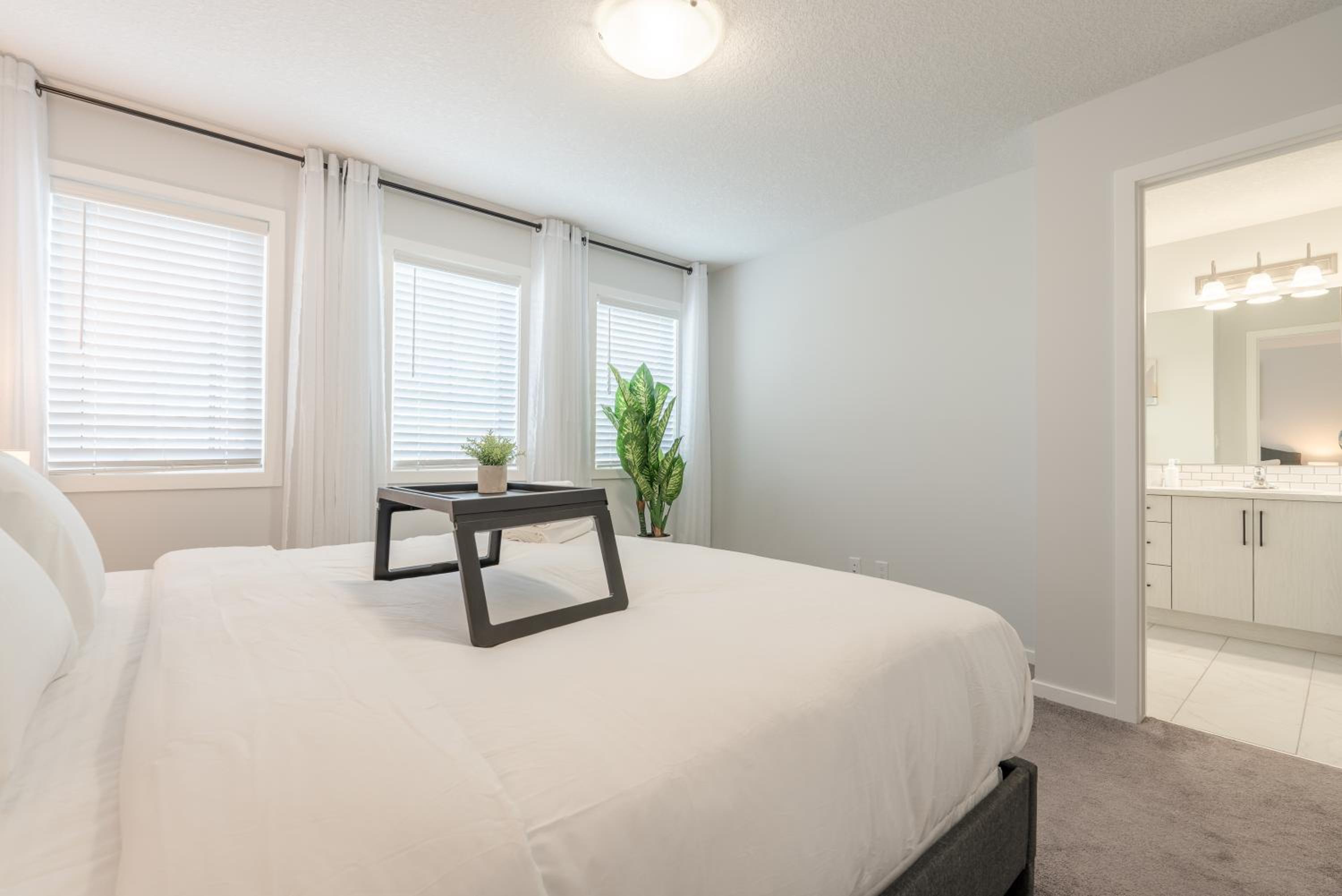 3bedroom Stylish Getaway by the Park with 2-Car Garage