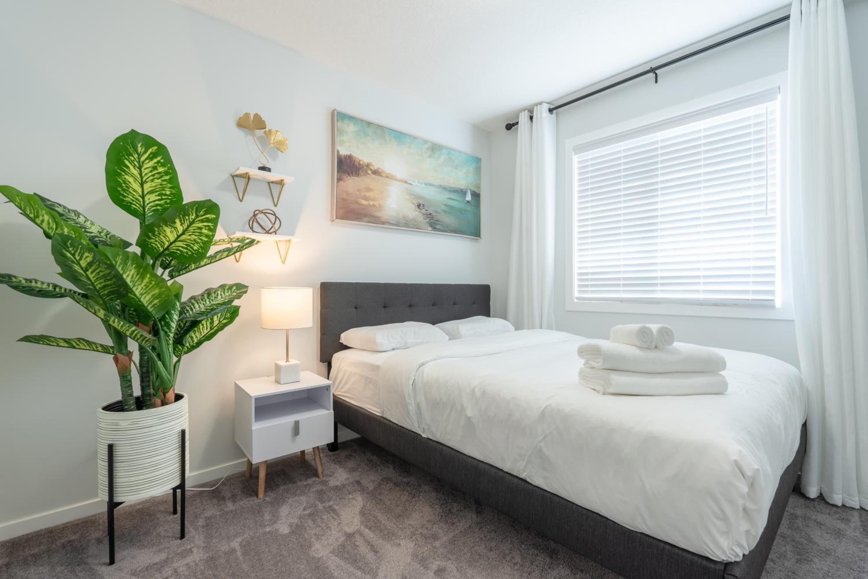 3bedroom Stylish Getaway by the Park with 2-Car Garage