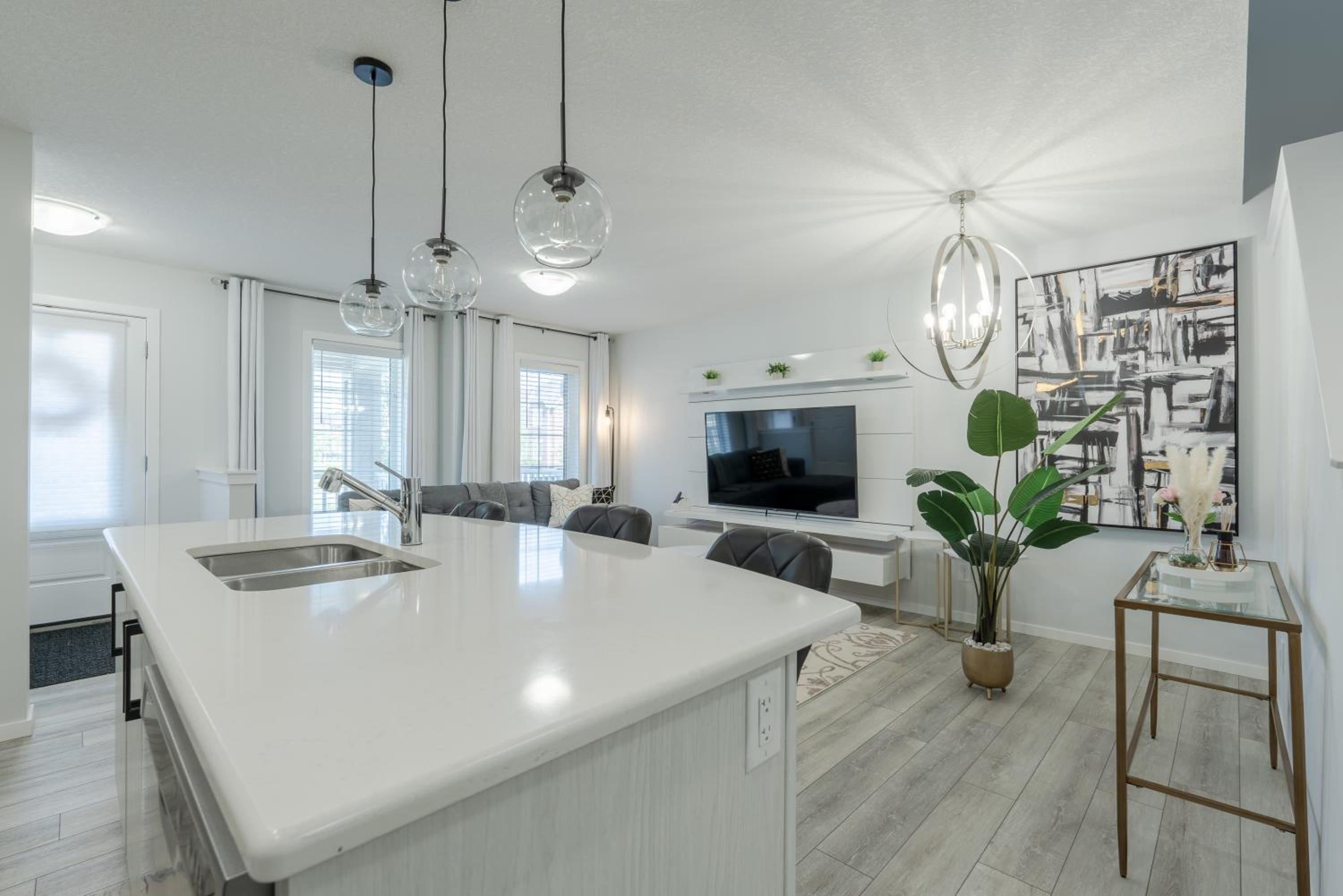 3bedroom Stylish Getaway by the Park with 2-Car Garage