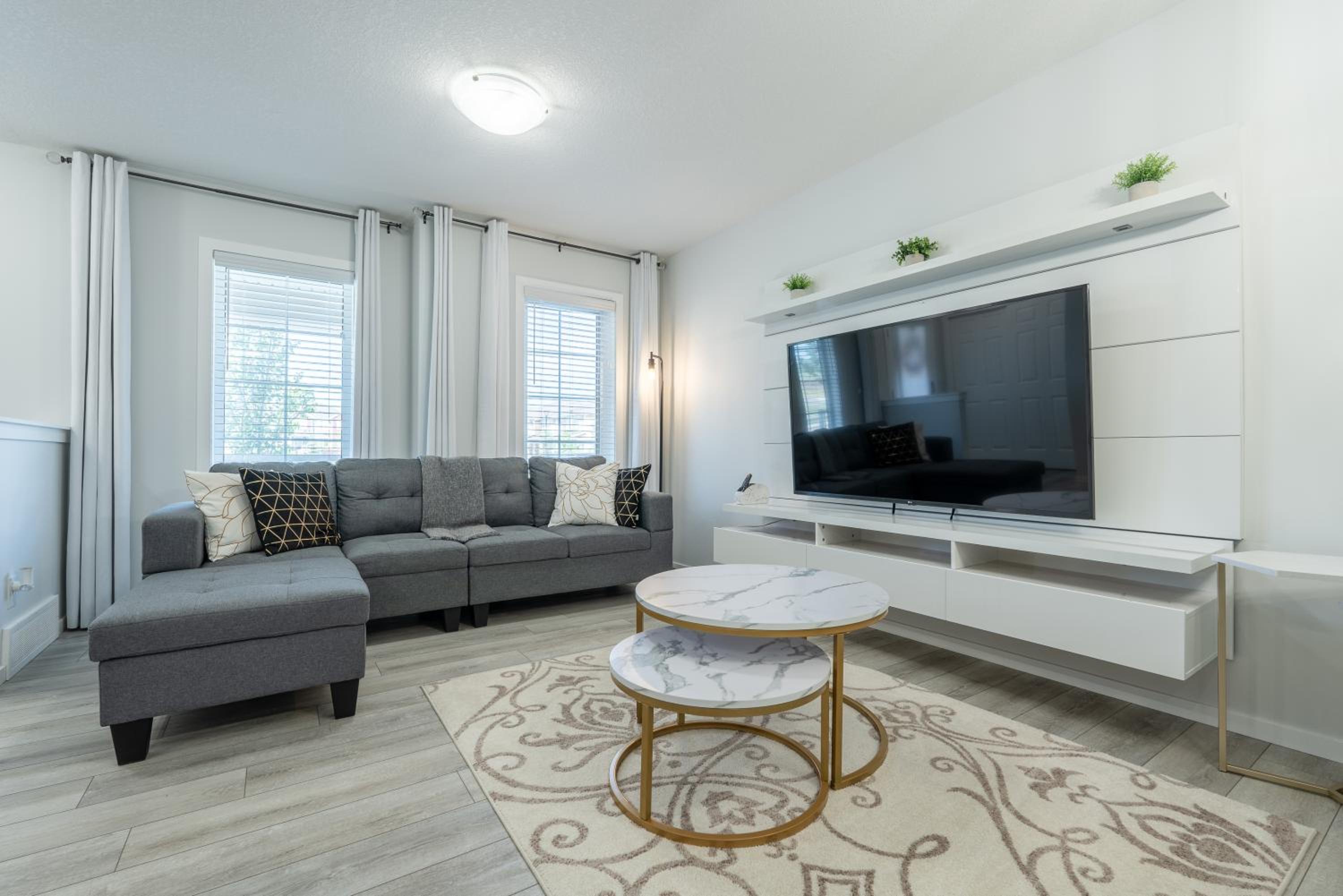 3bedroom Stylish Getaway by the Park with 2-Car Garage