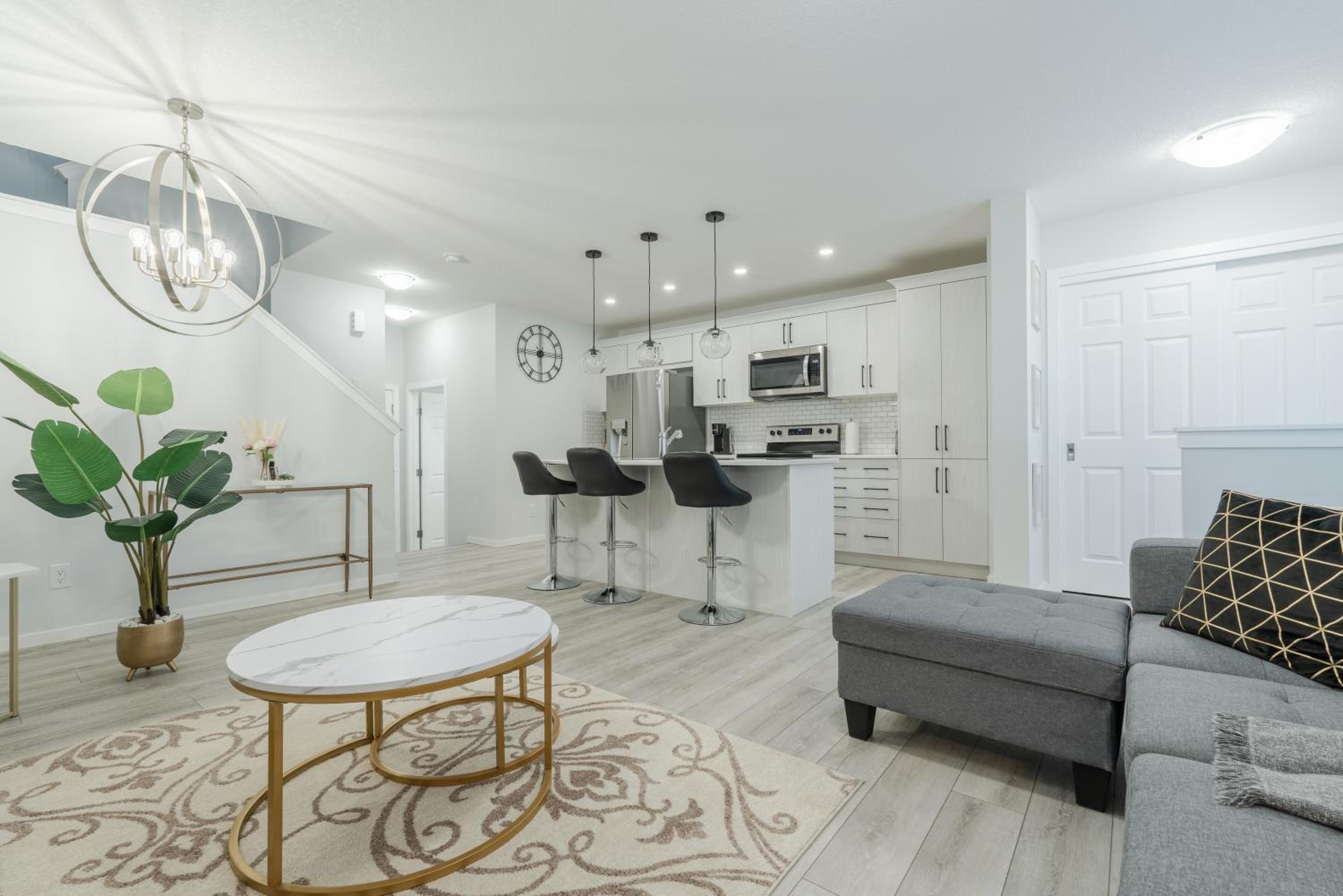 3bedroom Stylish Getaway by the Park with 2-Car Garage