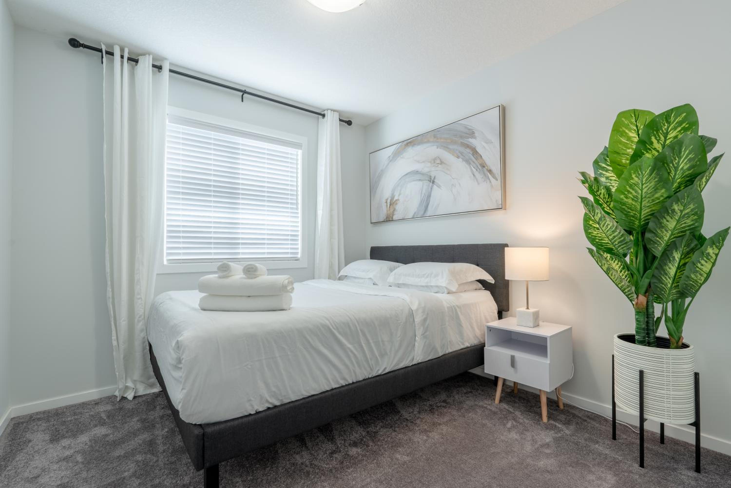 3bedroom Stylish Getaway by the Park with 2-Car Garage