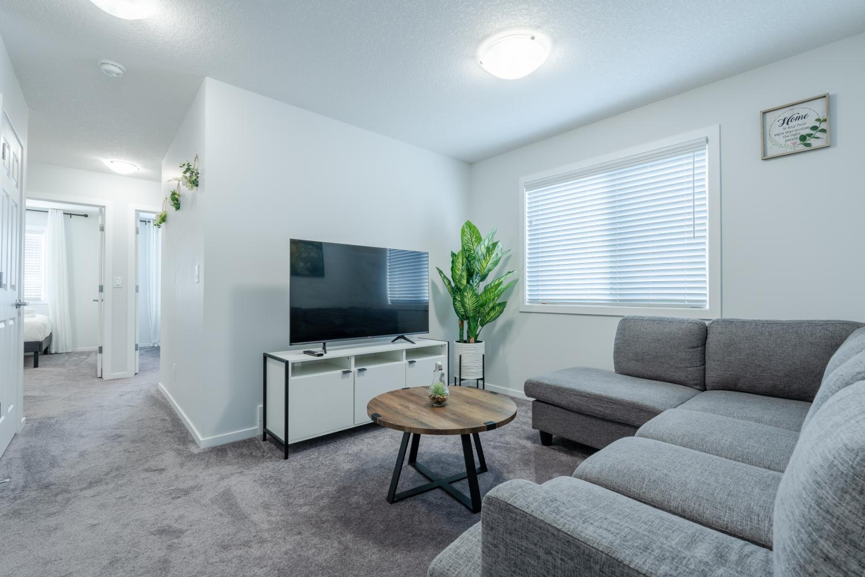 3bedroom Stylish Getaway by the Park with 2-Car Garage