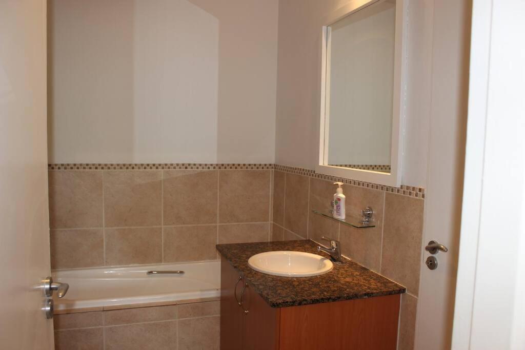 Central & Secure 2-bedroom Sandton Apt.