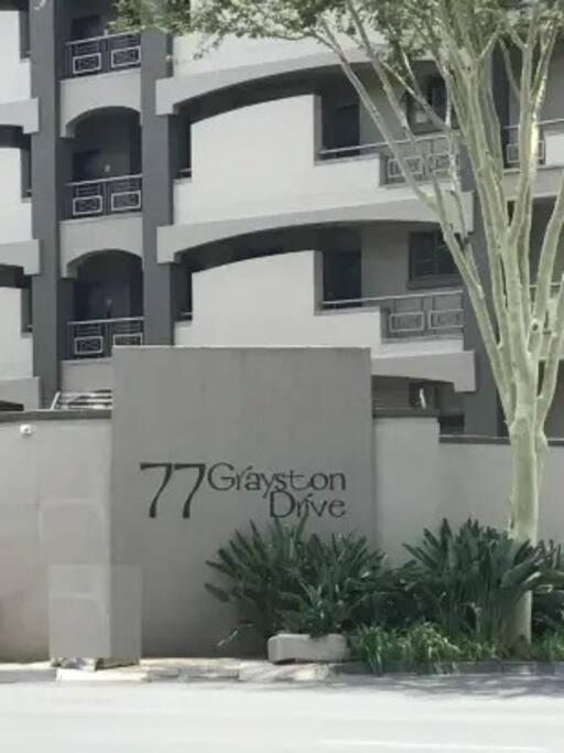 Central & Secure 2-bedroom Sandton Apt.