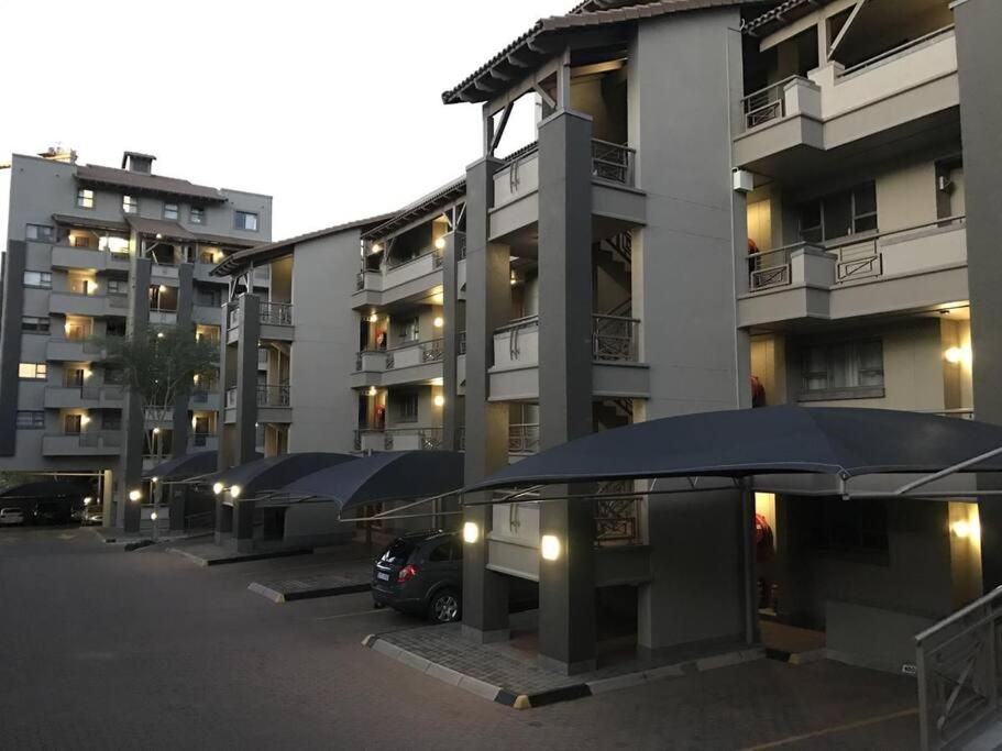 Central & Secure 2-bedroom Sandton Apt.