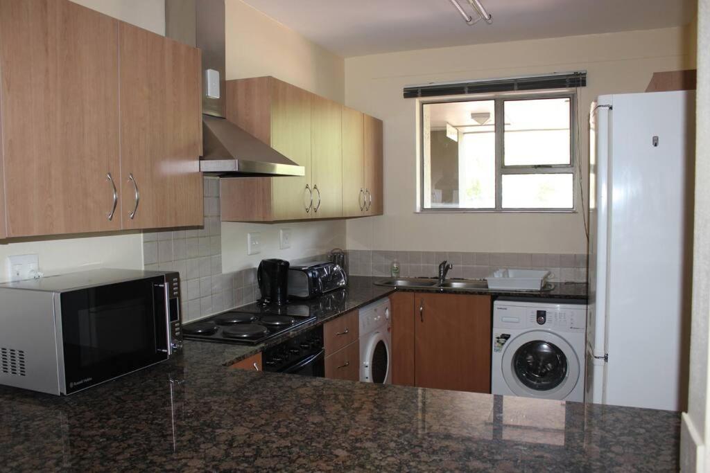 Central & Secure 2-bedroom Sandton Apt.