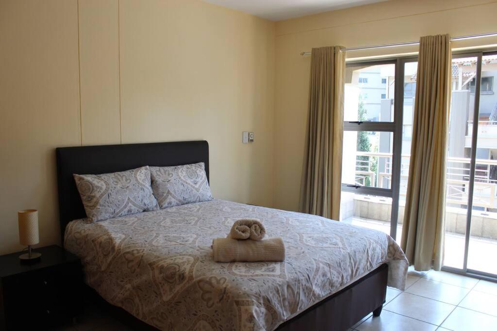 Central & Secure 2-bedroom Sandton Apt.