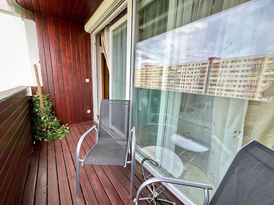 OrangeHomes One bedroom apartment with fireplace