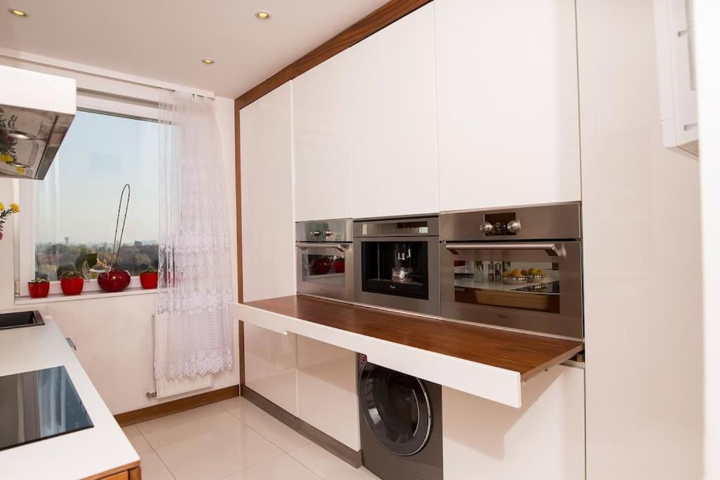 OrangeHomes One bedroom apartment with fireplace