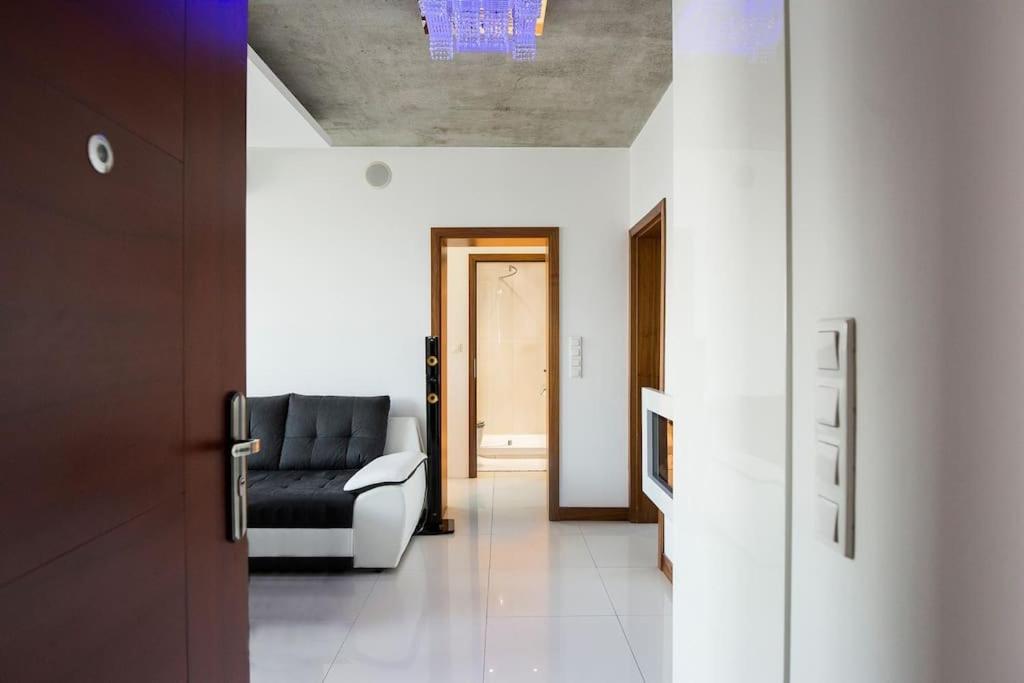 OrangeHomes One bedroom apartment with fireplace