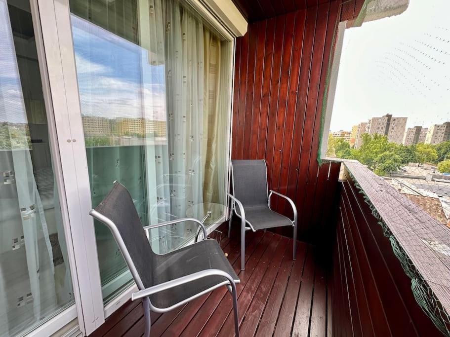 OrangeHomes One bedroom apartment with fireplace