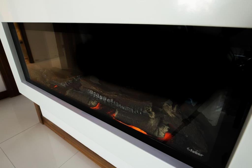 OrangeHomes One bedroom apartment with fireplace