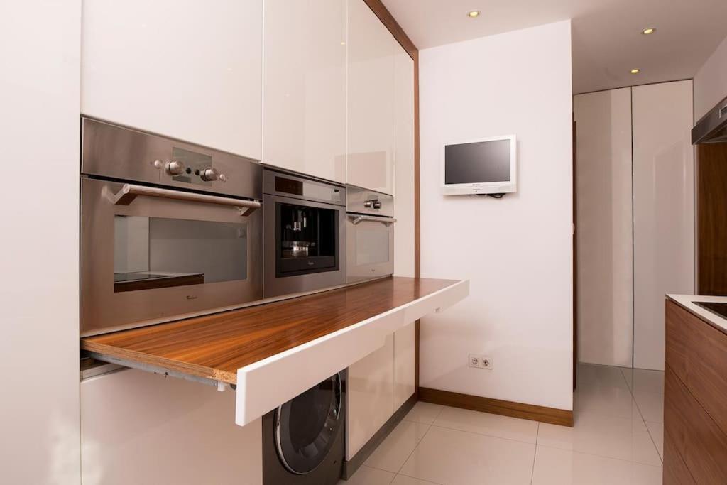 OrangeHomes One bedroom apartment with fireplace