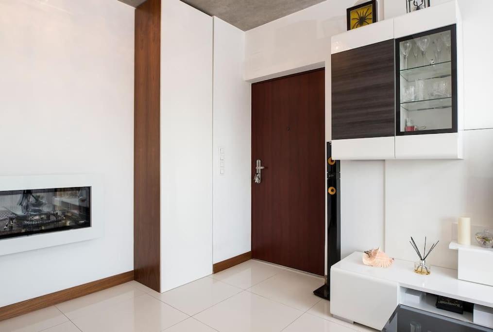 OrangeHomes One bedroom apartment with fireplace