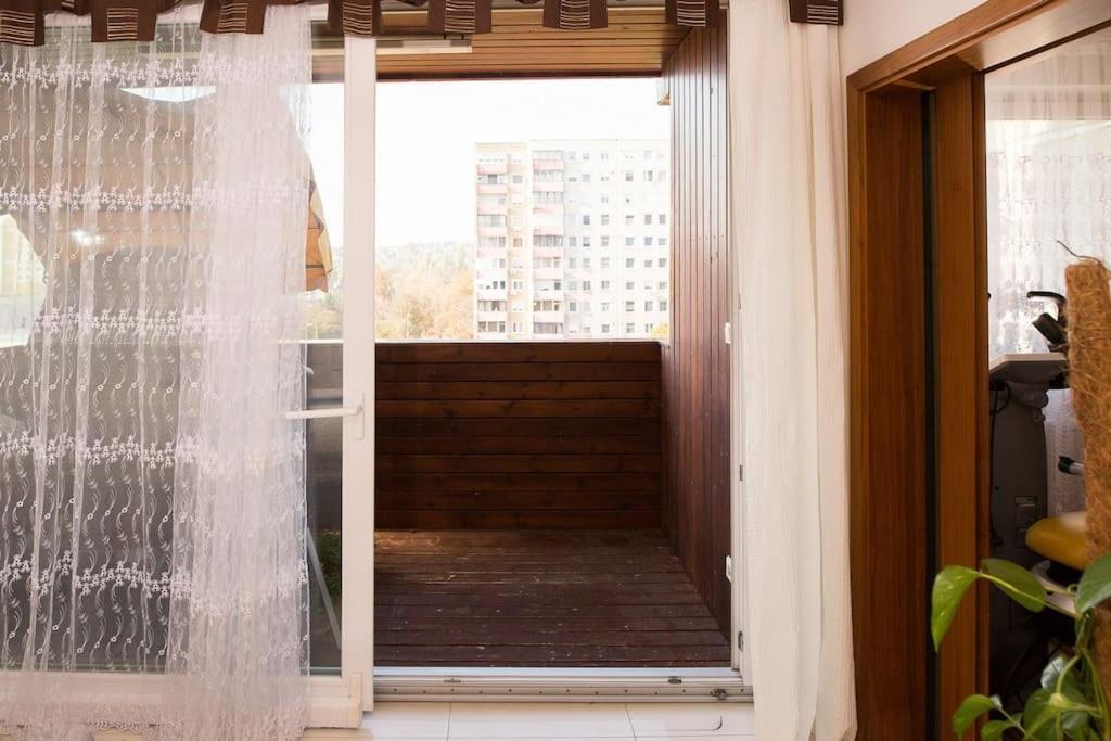 OrangeHomes One bedroom apartment with fireplace