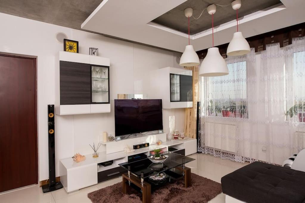 OrangeHomes One bedroom apartment with fireplace