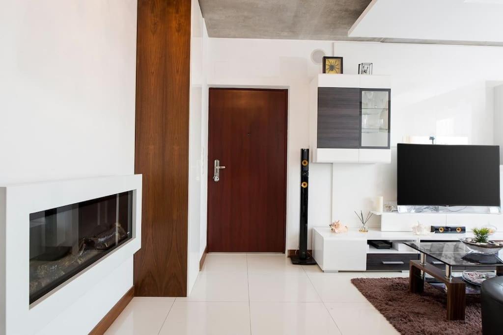 OrangeHomes One bedroom apartment with fireplace