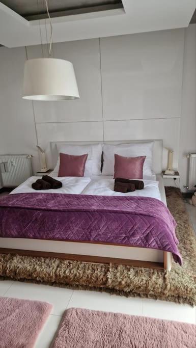 OrangeHomes One bedroom apartment with fireplace