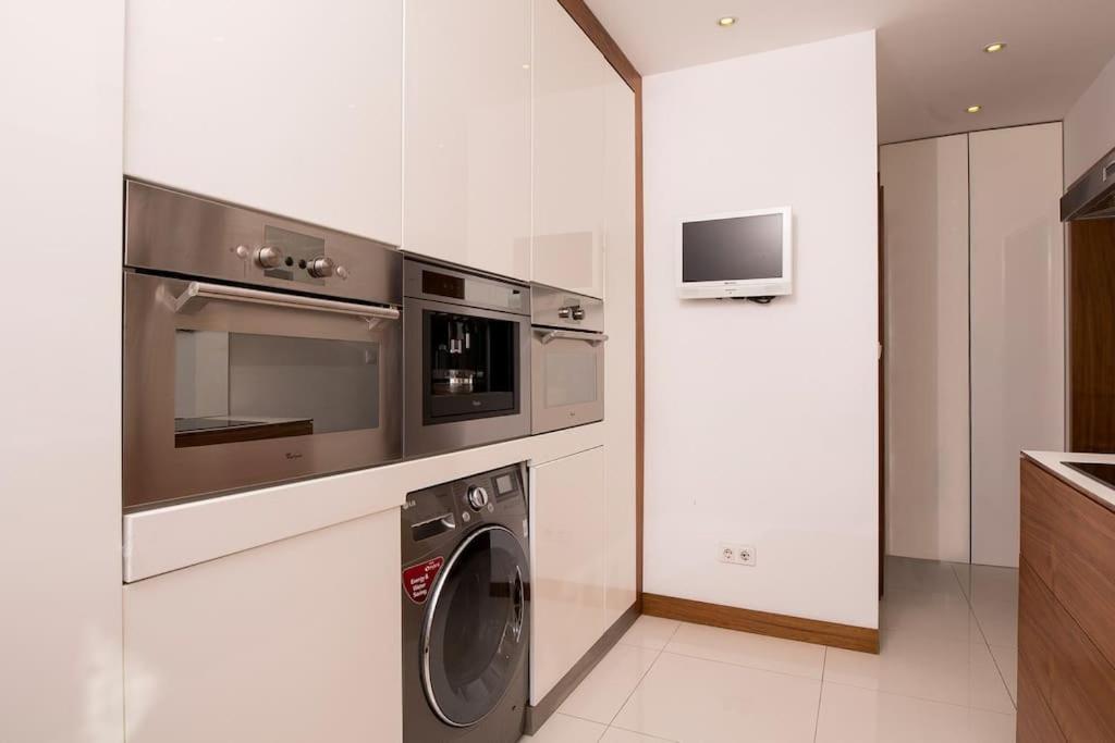 OrangeHomes One bedroom apartment with fireplace