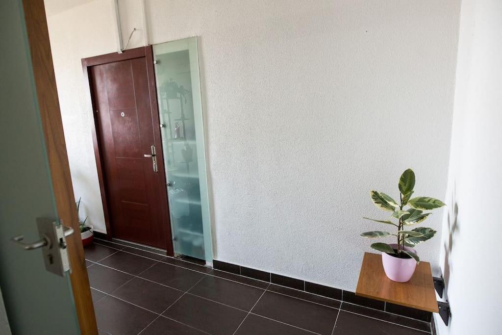 OrangeHomes One bedroom apartment with fireplace