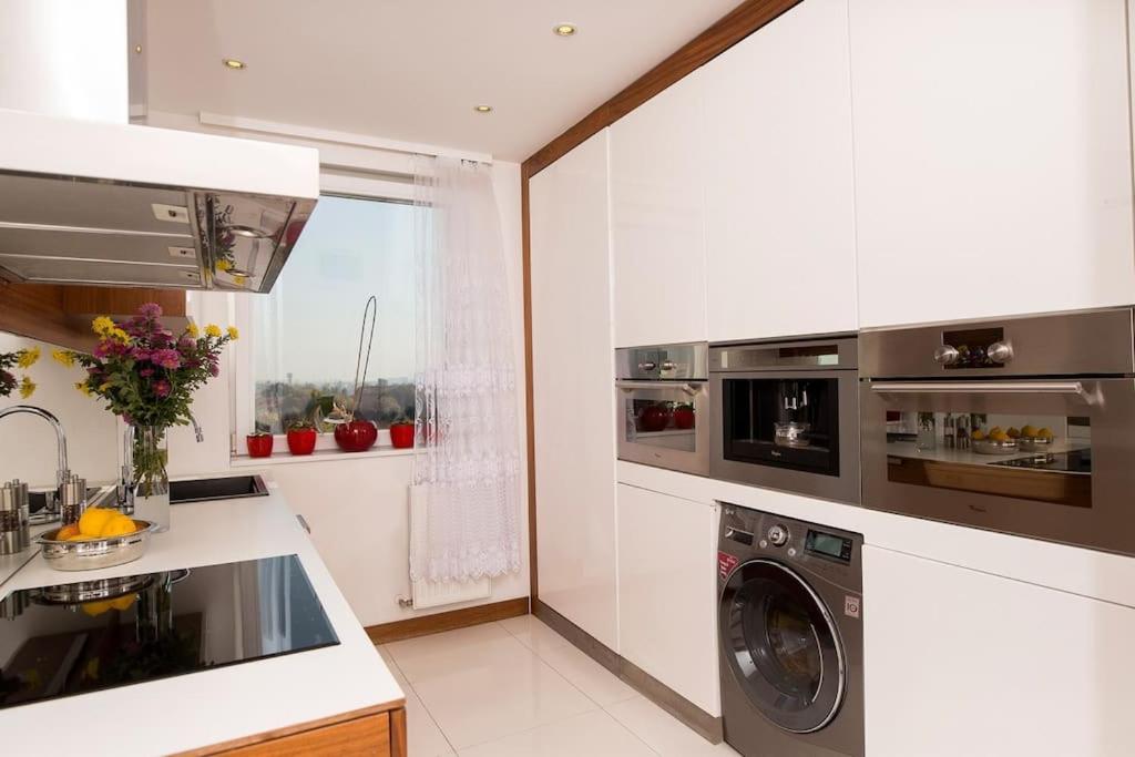 OrangeHomes One bedroom apartment with fireplace