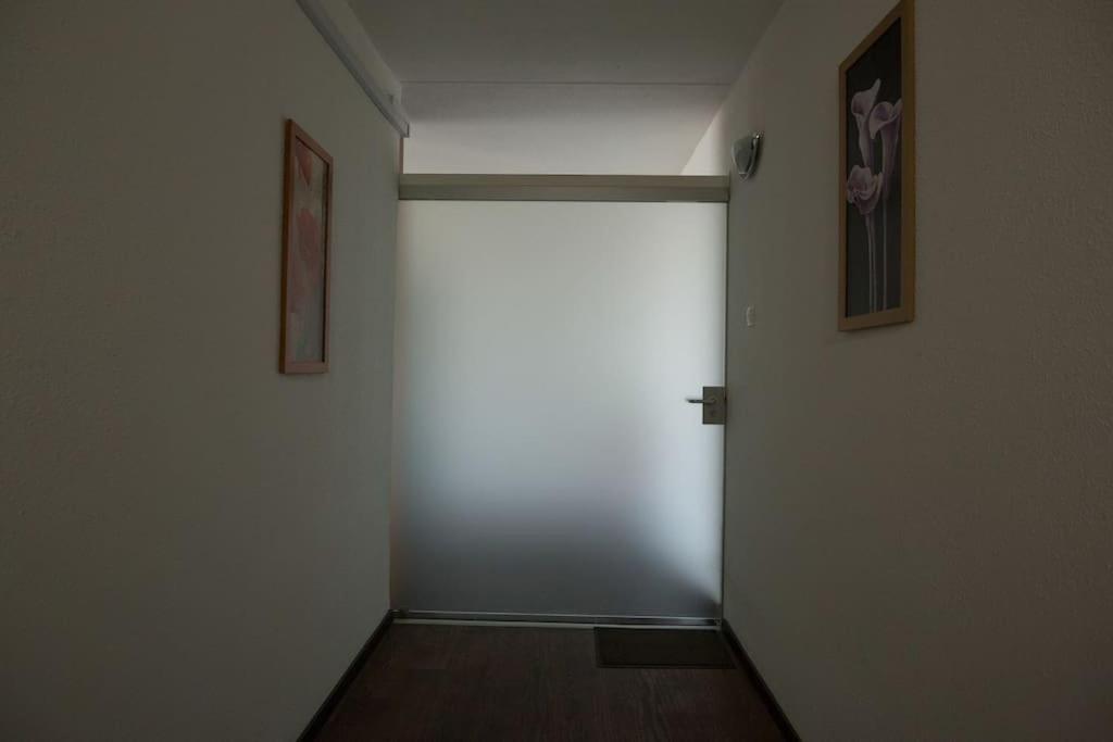 OrangeHomes One bedroom apartment with fireplace