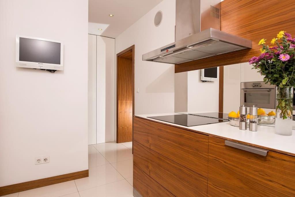 OrangeHomes One bedroom apartment with fireplace