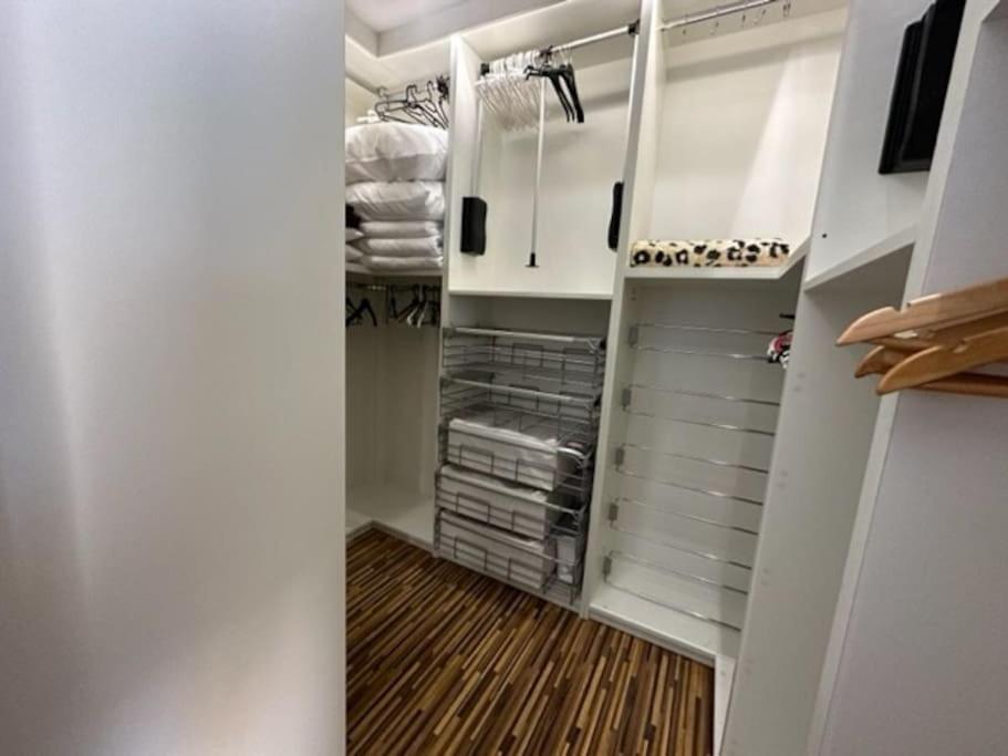 OrangeHomes One bedroom apartment with fireplace