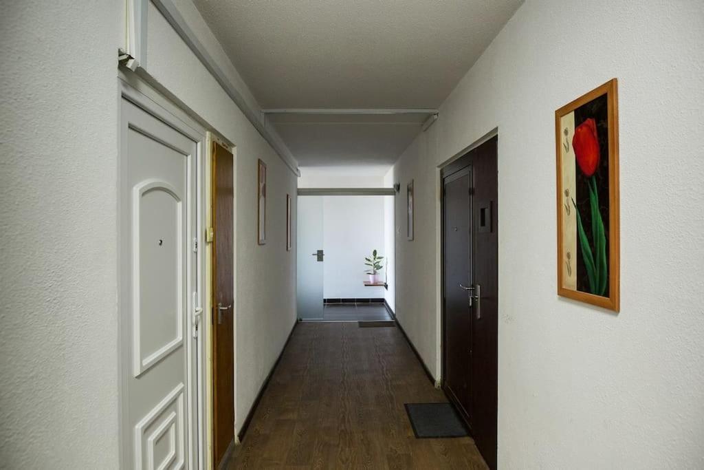 OrangeHomes One bedroom apartment with fireplace