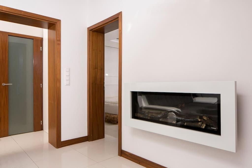 OrangeHomes One bedroom apartment with fireplace
