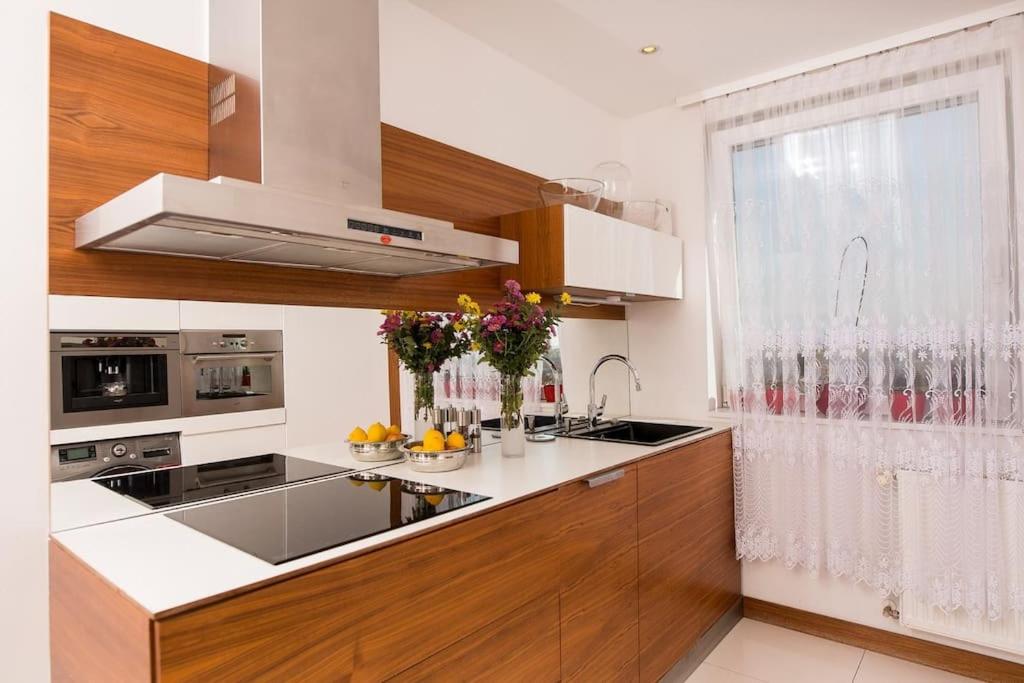 OrangeHomes One bedroom apartment with fireplace