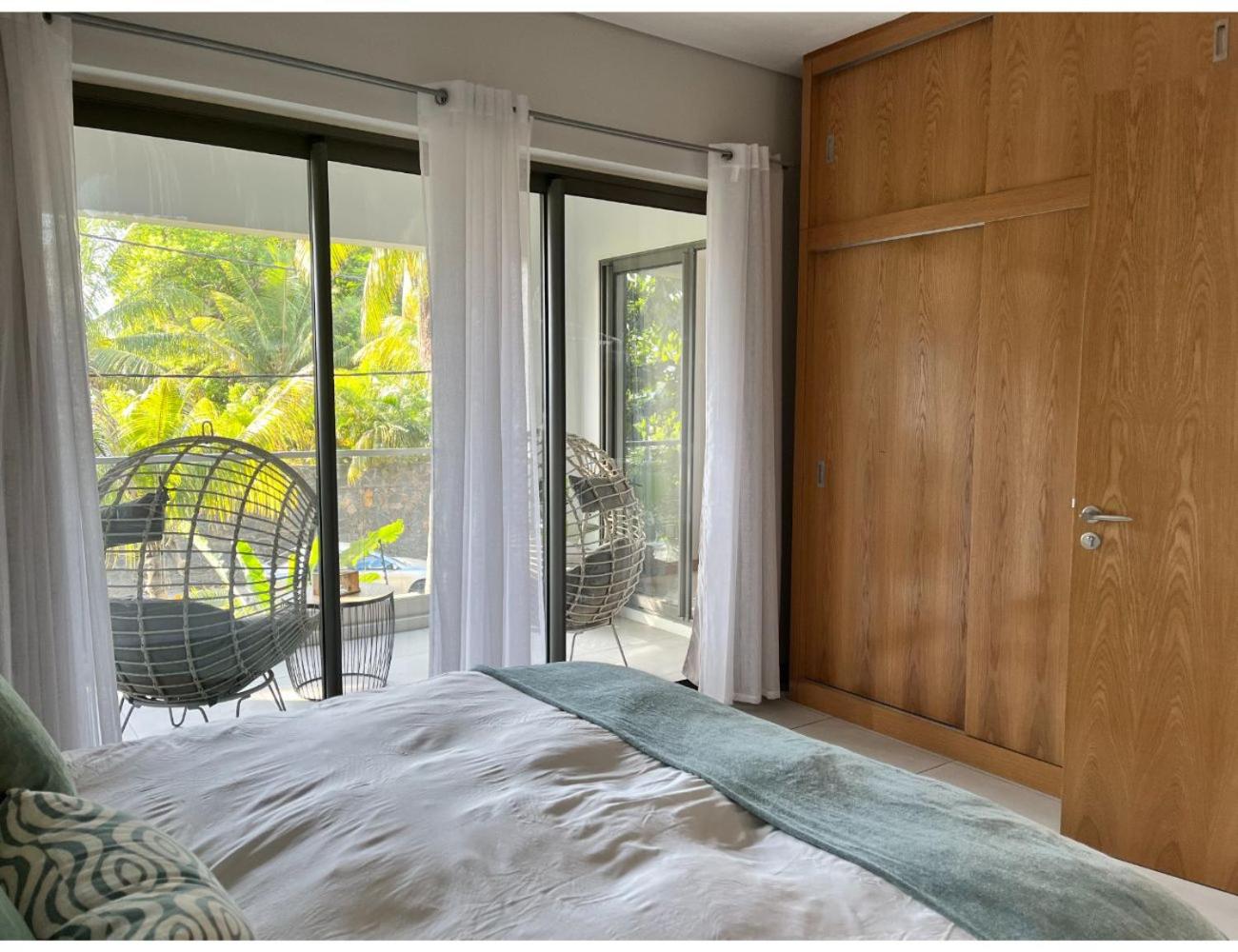 Elegant 3 Bedrooms Haven near Grand-Baie Beach & Center view 5