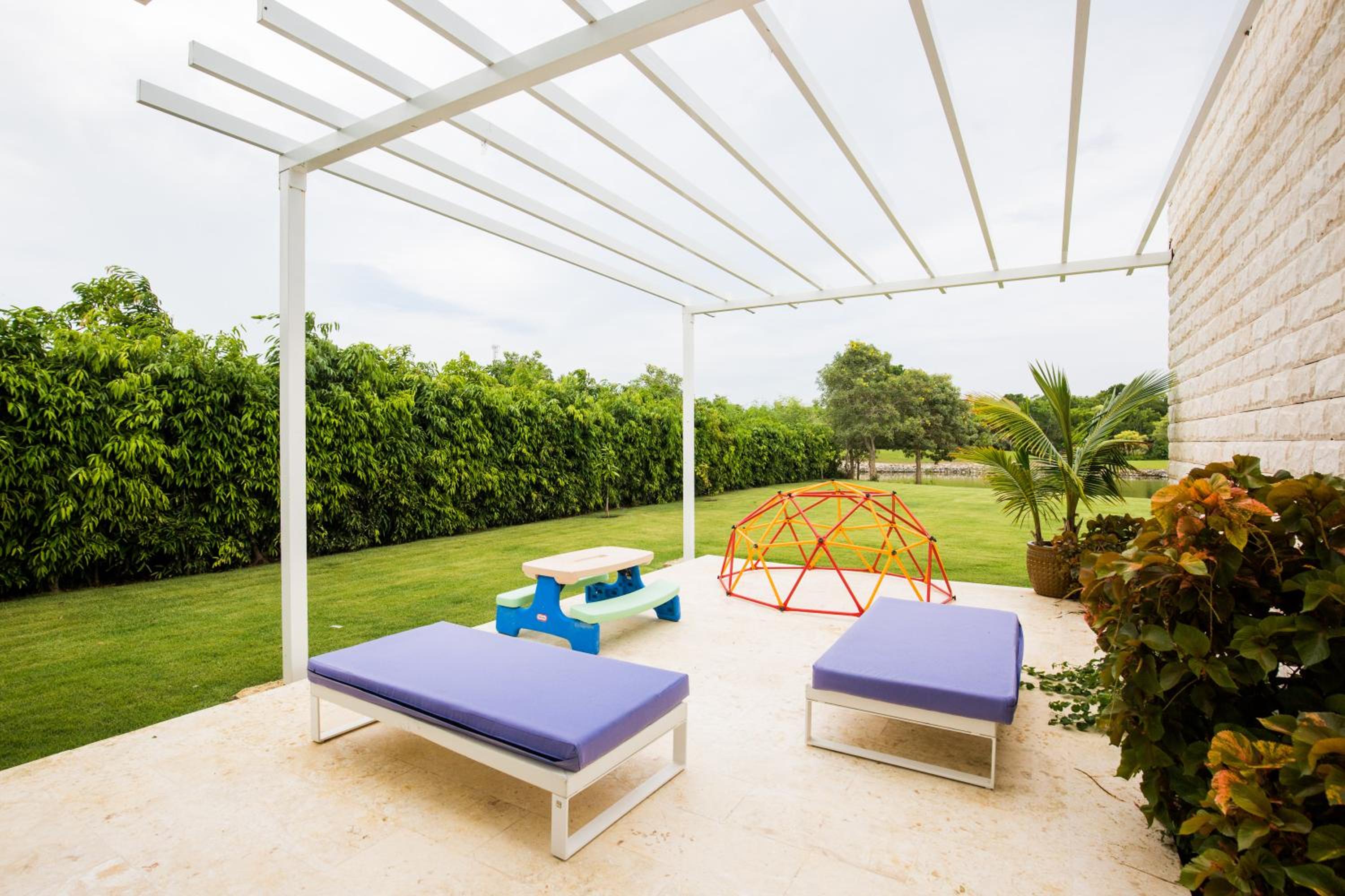 Tranquil Lakefront 5-Bedroom Villa with Cook, Maid, Golf Cart, and Beach Access in Punta Cana view 4