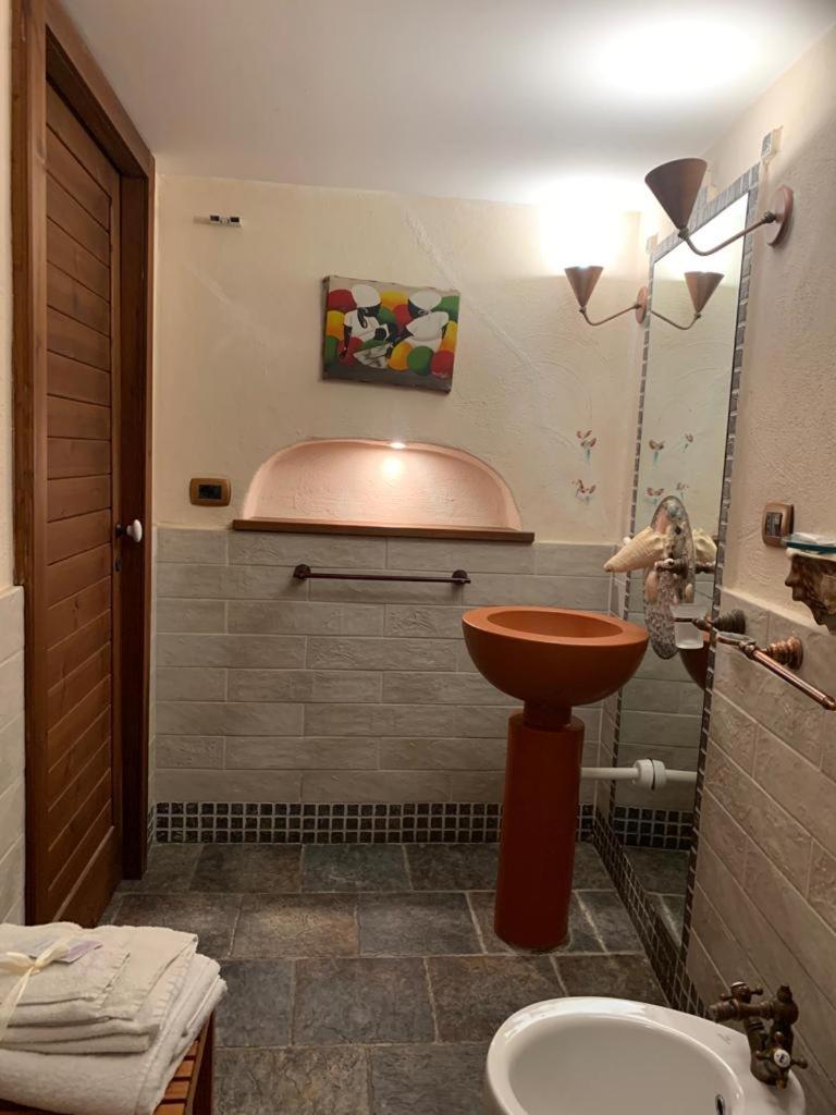 Gildò en Trani — bathroom