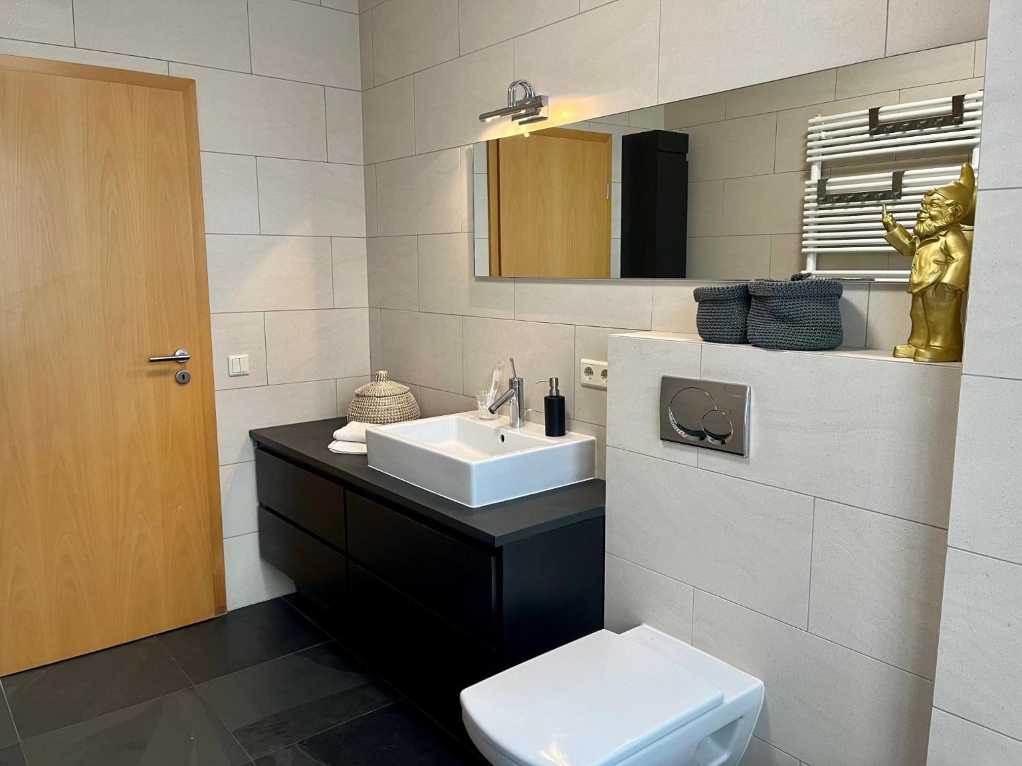 Cozy and spacious 3 bedrooms with private garage & international TV view 4