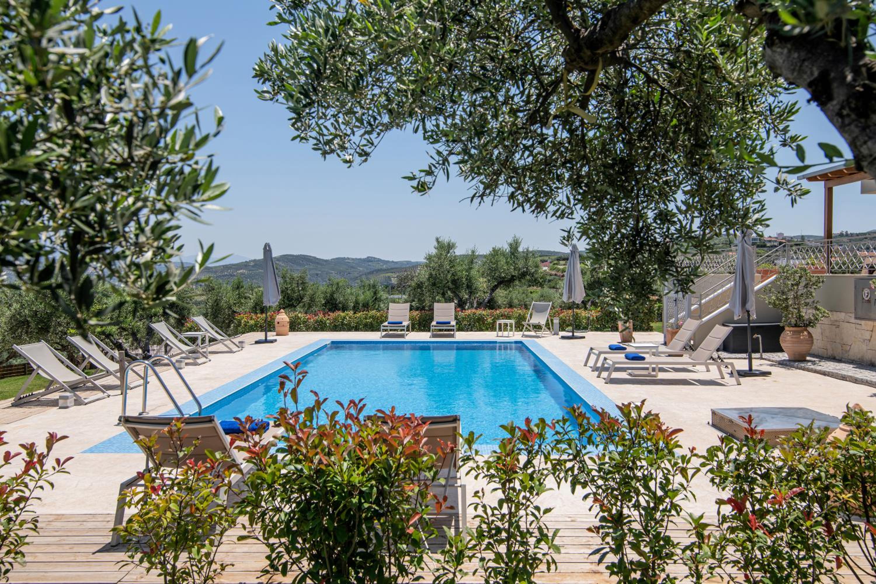 Villa Luna, 5 bedrooms, Private Pool, Hot Tub, Garden