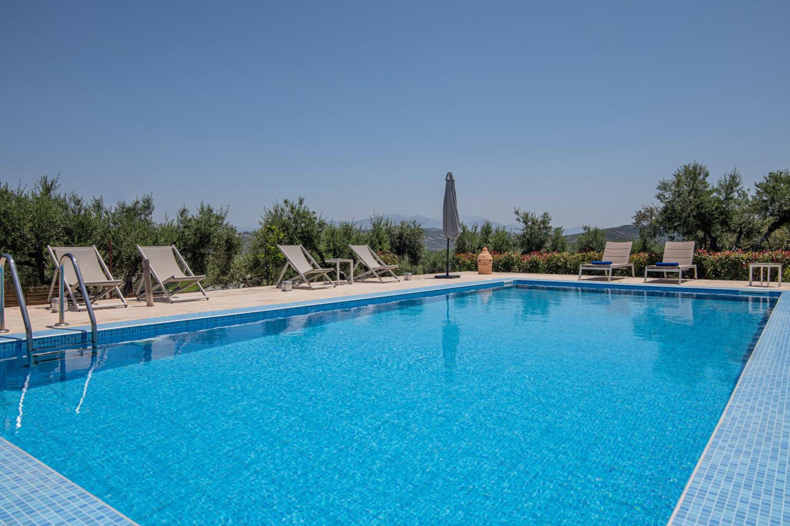 Villa Luna, 5 bedrooms, Private Pool, Hot Tub, Garden