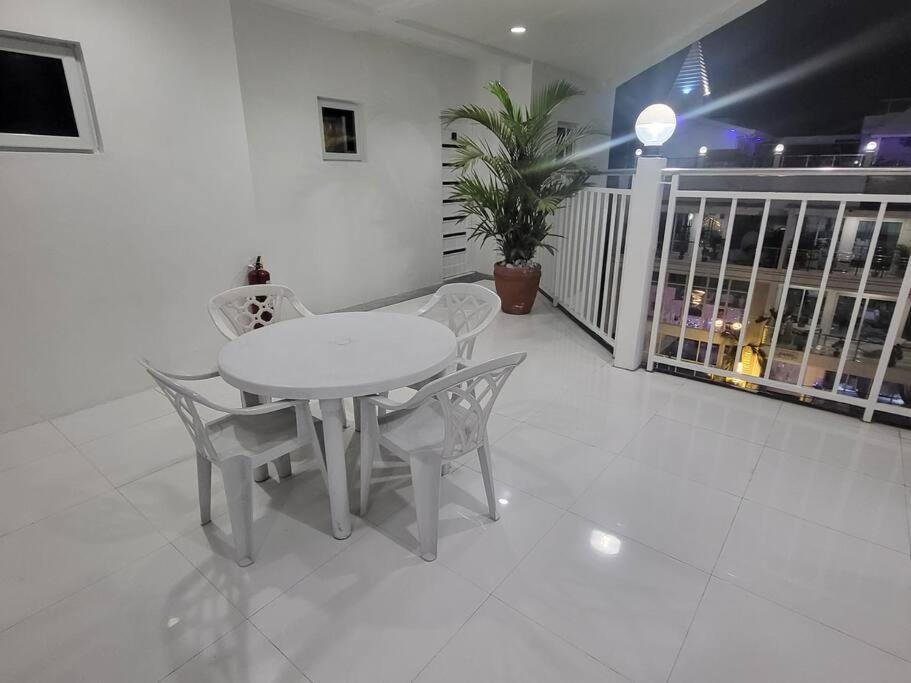 Sheryll Escapes - Kandi Posh 1BR with King bed, fibre Wi-Fi & Free housekeeping view 2