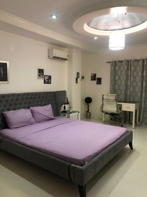 Sheryll Escapes - Kandi comfortable 1bedroom, king bed, housekeeping view 2