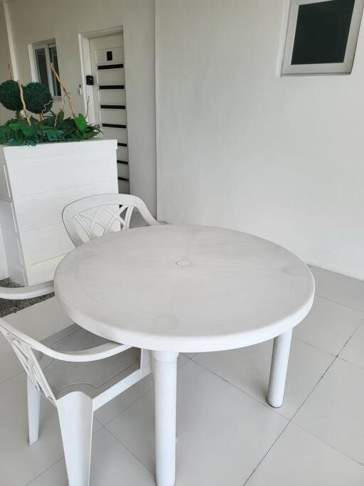 Sheryll Escapes - Kandi comfortable 1bedroom, king bed, housekeeping view 3