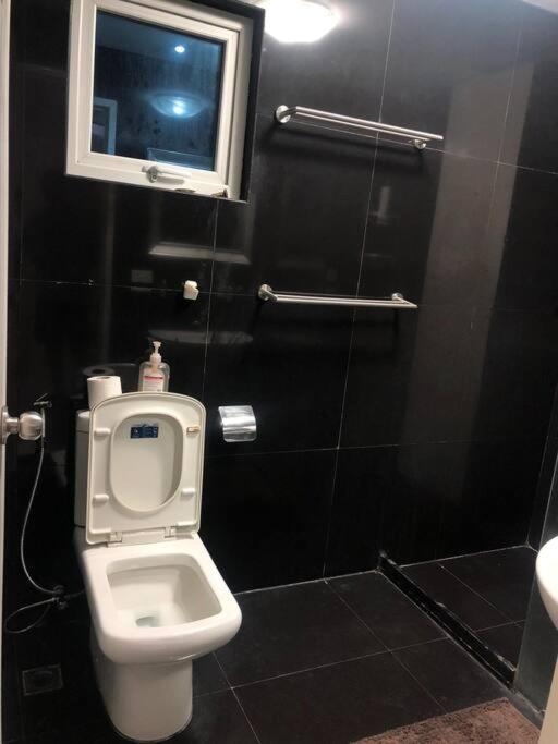 Sheryll Escapes - Kandi comfortable 1bedroom, king bed, housekeeping view 4