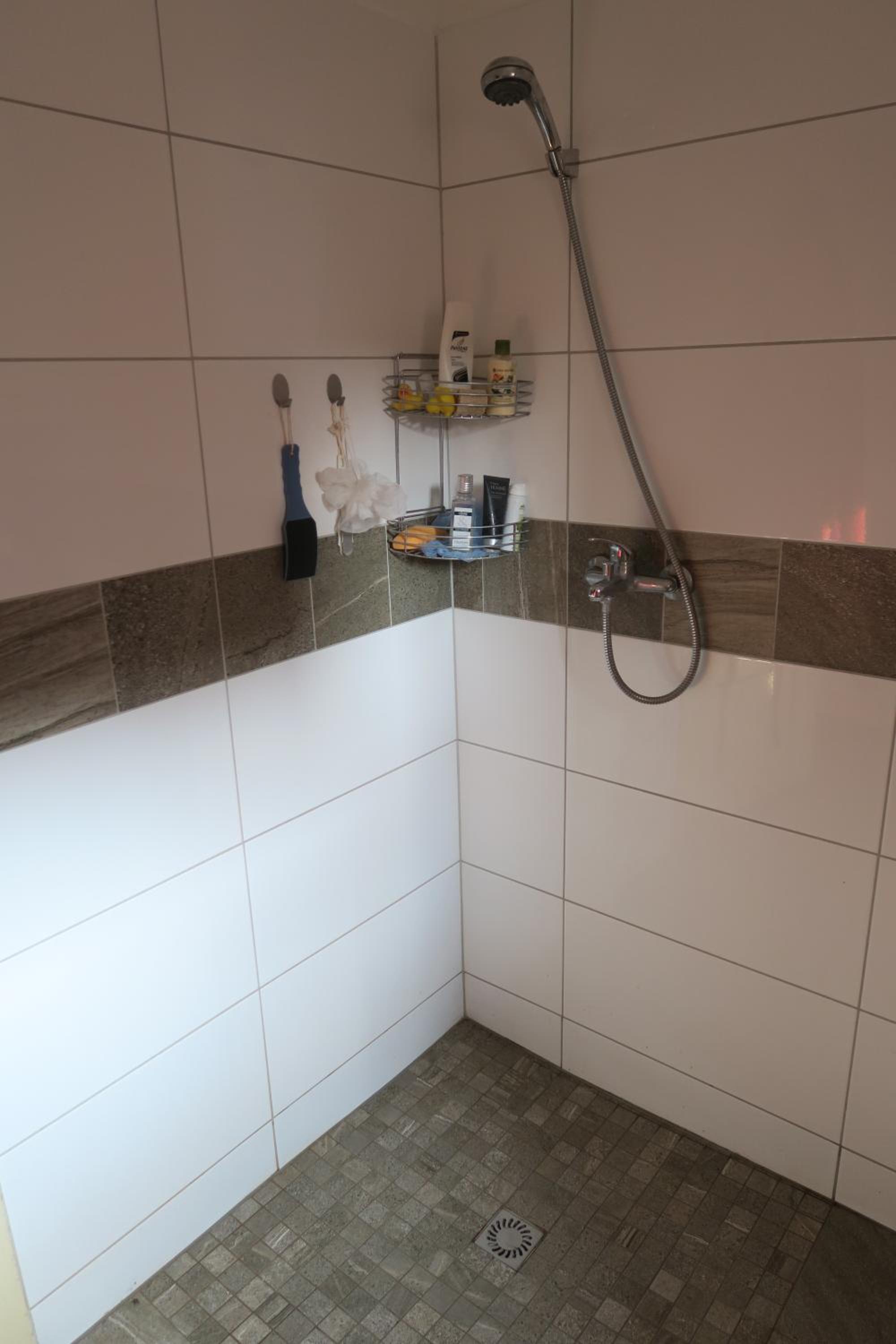 EN Homestay with private top floor, 3 bedrooms, bathroom, kitchenette, host stays downstairs with a cat and 2 small dogs --- CS Soukromé horní patro, 3 lož
