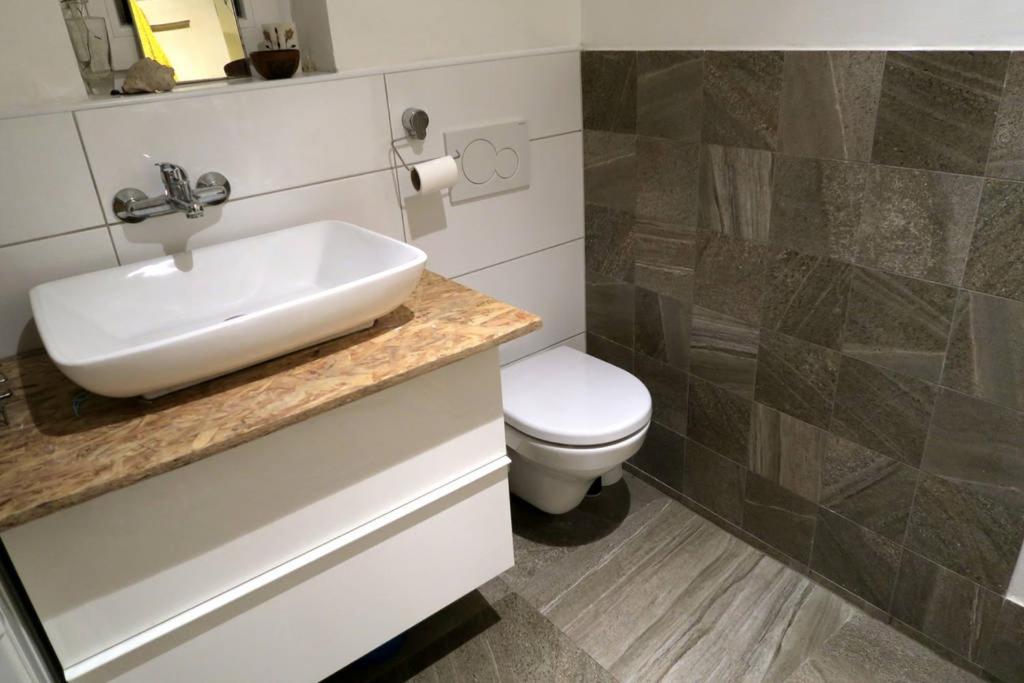 EN Homestay with private top floor, 3 bedrooms, bathroom, kitchenette, host stays downstairs with a cat and 2 small dogs --- CS Soukromé horní patro, 3 lož