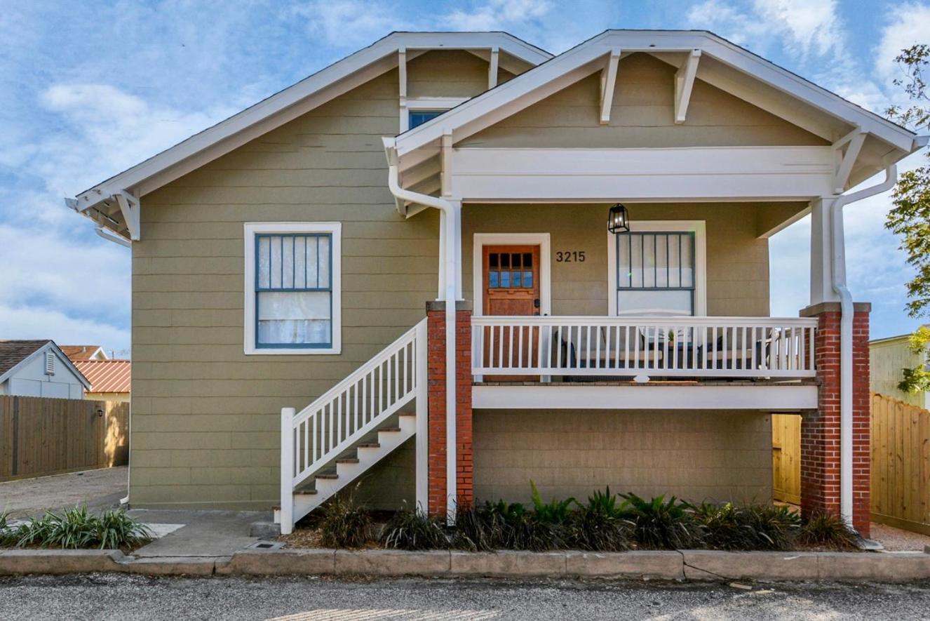 HGTV-Featured Beach Home- Walk to Beach- Sleeps 12 view 3