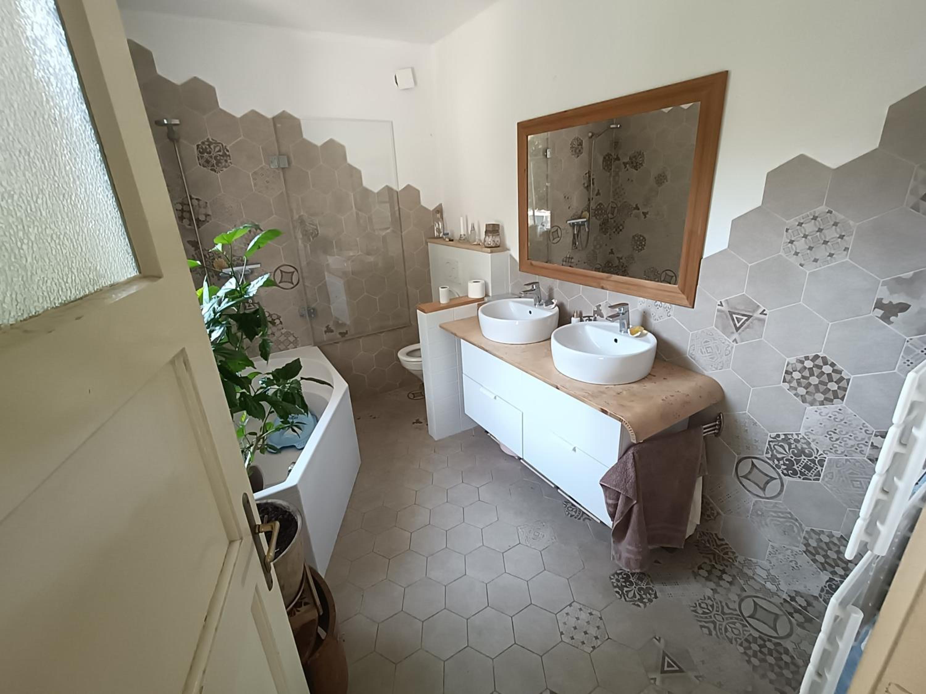 EN Homestay with private top floor, 3 bedrooms, bathroom, kitchenette, host stays downstairs with a cat and 2 small dogs --- CS Soukromé horní patro, 3 lož